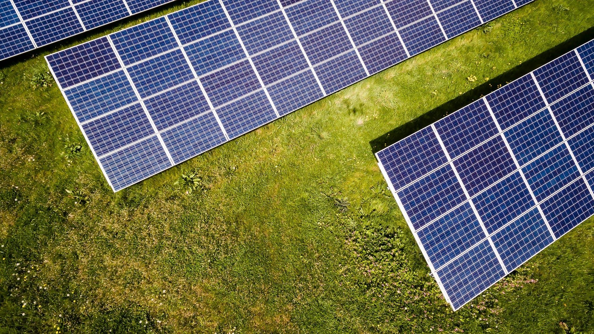 Großflächige Solarinstallation